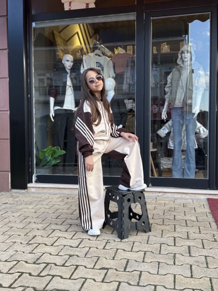 Kapüşonlu Çizgi Detaylı Kız Çocuk Eşofman Takımı – Bej & Kahverengi