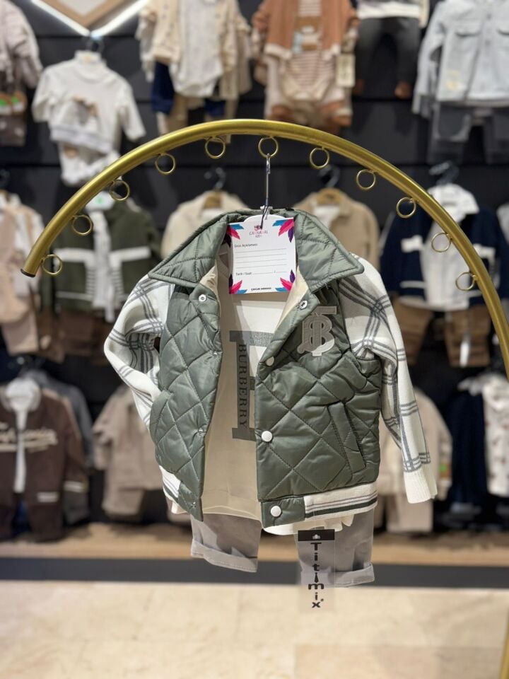 ERKEK ÇOCUK KAPİTONE YELEK GÖRÜNÜMLÜ CEKET,SWEATSHİRT<PANTOLON ÜÇLÜ TAKIM