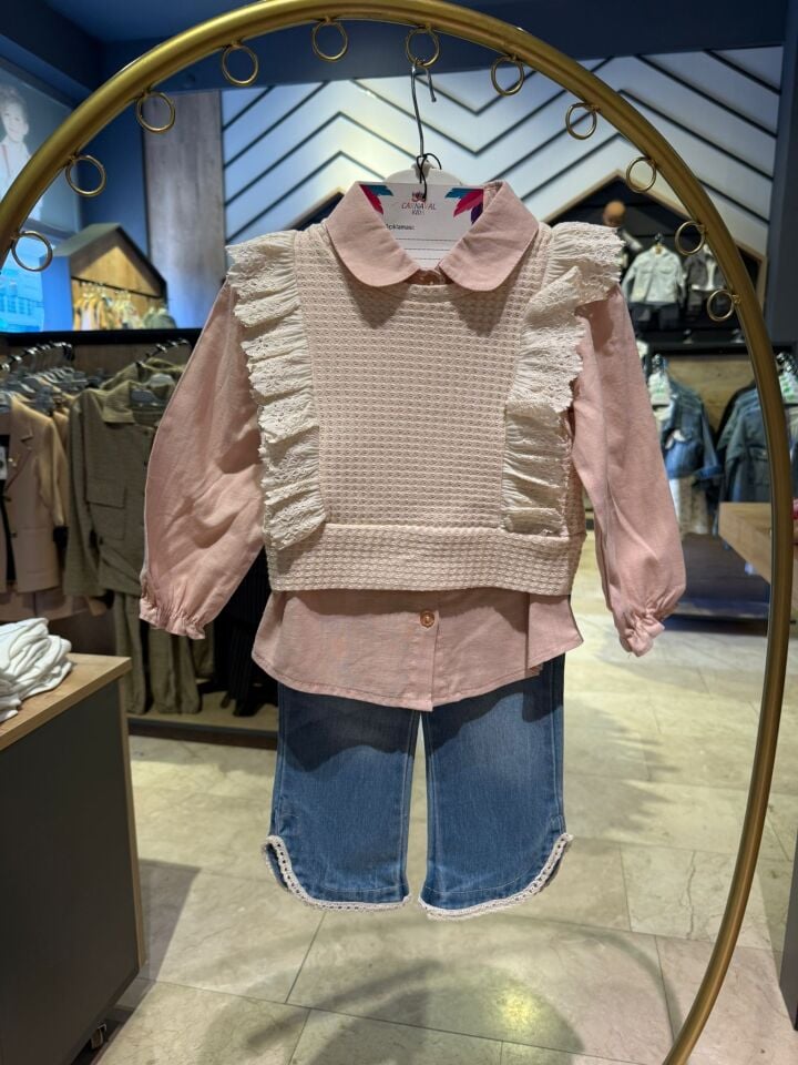 Kız Çocuk Şık Üçlü Kot Kombin – Yelek, Gömlek ve Dantelli Pantolon Takımı