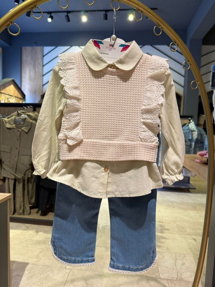 Kız Çocuk Şık Üçlü Kot Kombin – Yelek, Gömlek ve Dantelli Pantolon Takımı