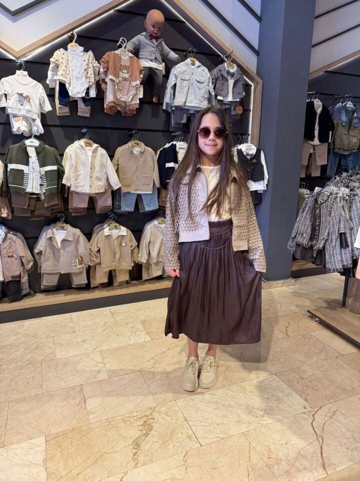 Garson Boy Premium 4’lü Tasarım Takım – Dantel Bluz, File Detay Ceket, Zincir Kemerli Pileli Etek & Aksesuar