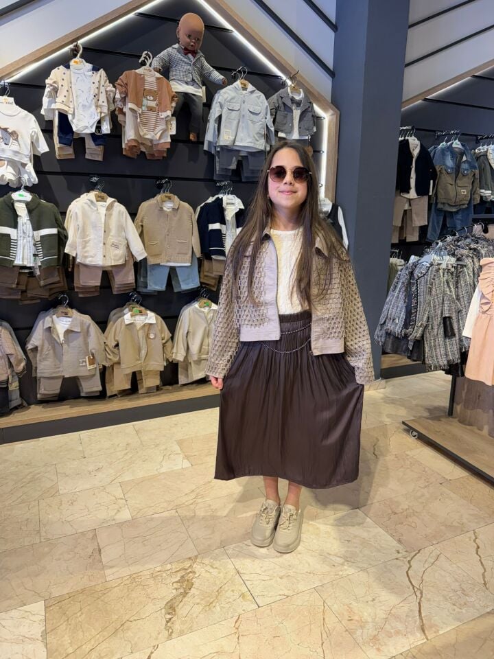 Garson Boy Premium 4’lü Tasarım Takım – Dantel Bluz, File Detay Ceket, Zincir Kemerli Pileli Etek & Aksesuar