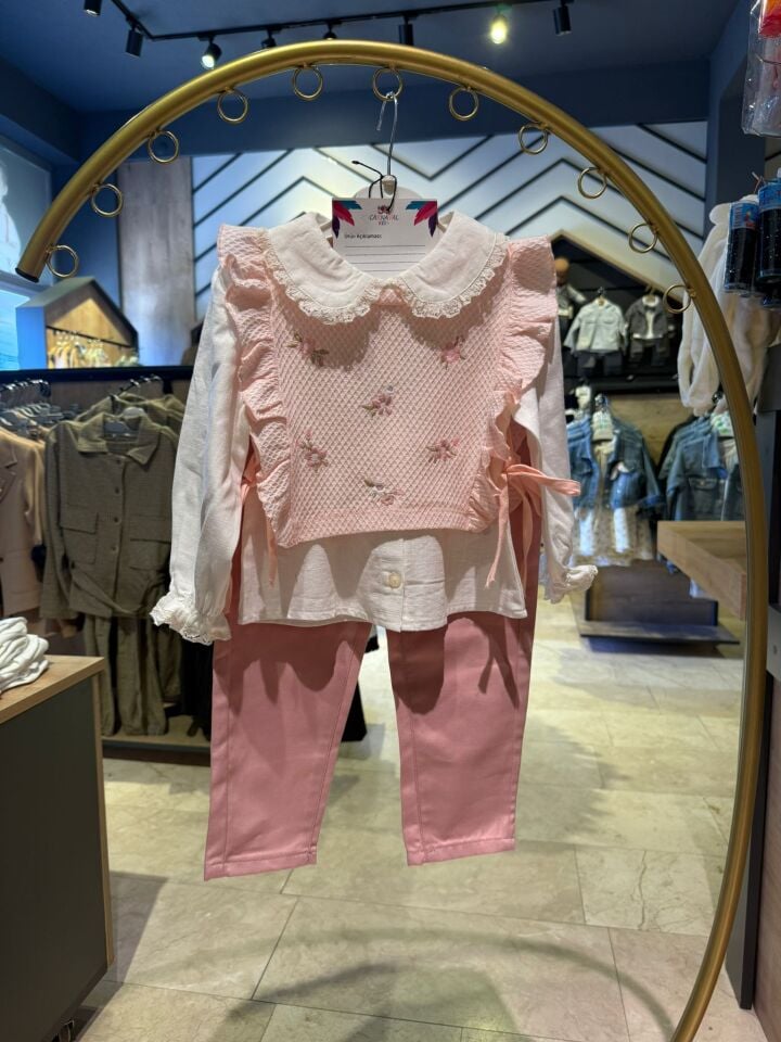 Kız Çocuk Fırfırlı Nakışlı Yelekli Gömlekli Pantolonlu 3’lü Takım