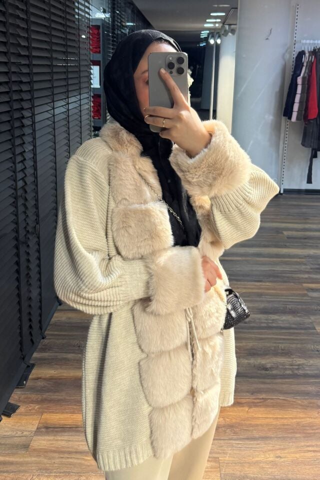 PeluŞ Detaylı Triko Hırka – Yumuşak Dokulu, Şık ve Sıcak Tutan Kışlık Model