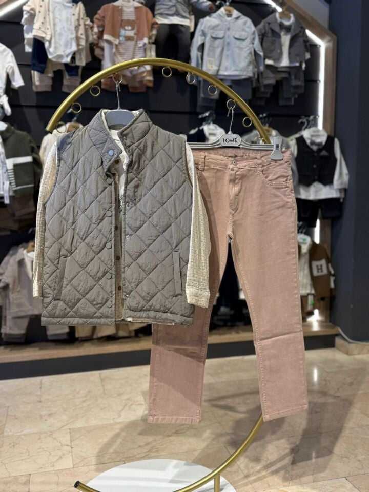 Mevsimlik Yelekli Dörtlü Takımı – Gömlek, Tişört, Yelek ve Pantolon