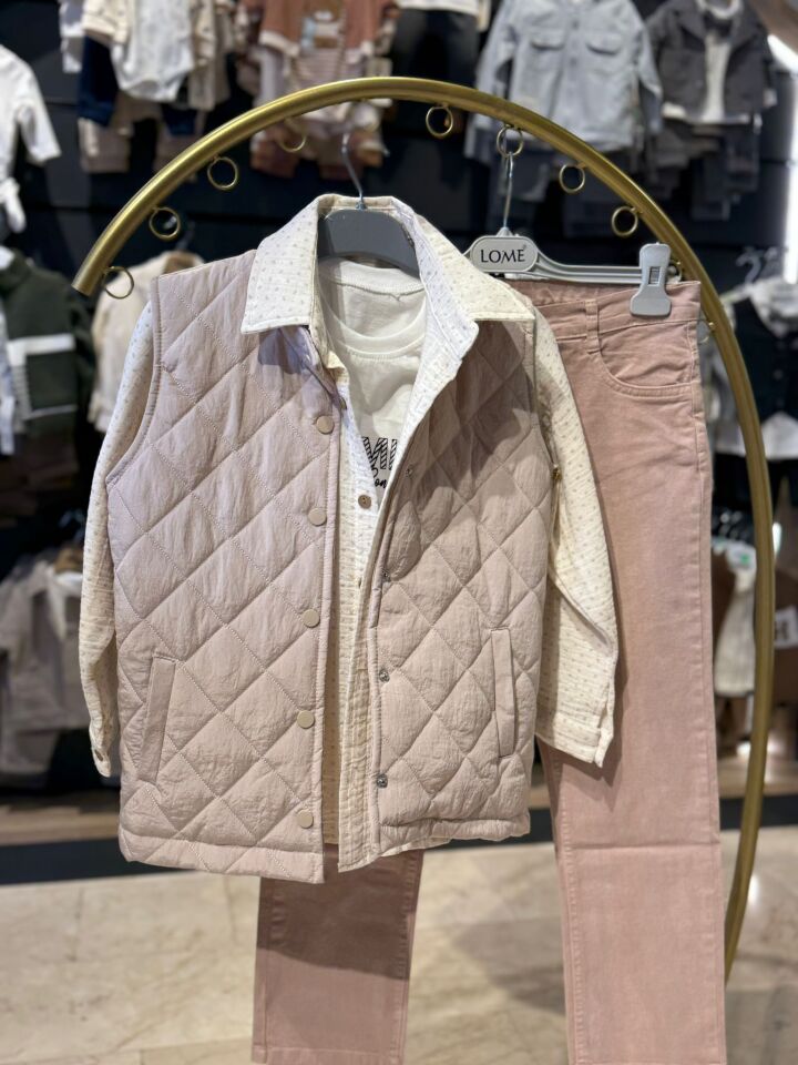 Mevsimlik Yelekli Dörtlü Takımı – Gömlek, Tişört, Yelek ve Pantolon