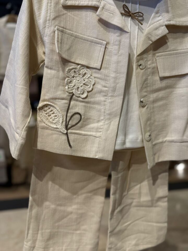 Çiçek Nakışlı Ceket, Tişört ve Pantolon Kız Çocuk Üçlü Takım