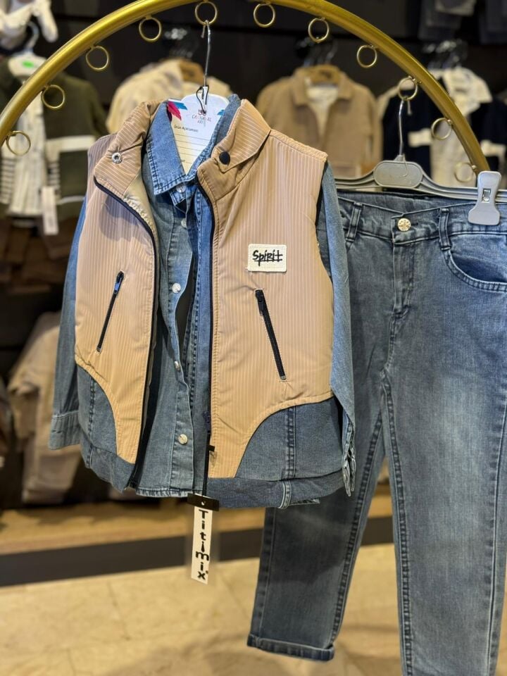 Erkek Çocuk Kot Gömlek, Şişme Yelek, Sweatshirt ve Kot Pantolon Dörtlü Takım