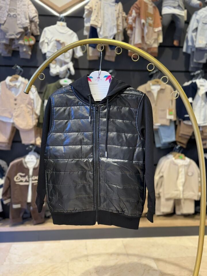 DERİ GÖRÜNÜMLÜ KAPŞONLU ERKEK ÇOCUK HIRKA