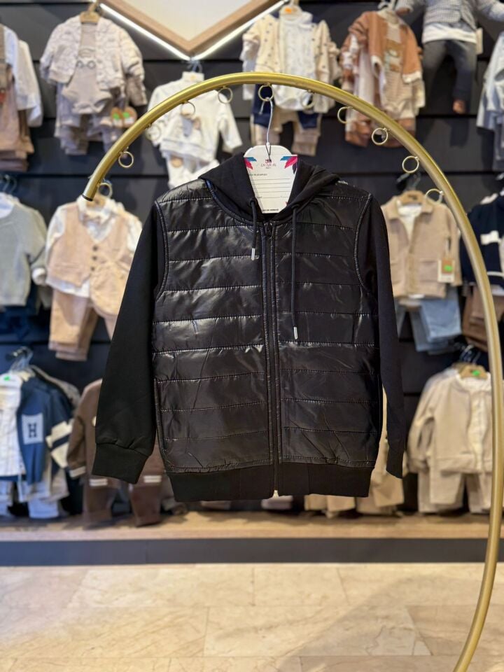 DERİ GÖRÜNÜMLÜ KAPŞONLU ERKEK ÇOCUK HIRKA